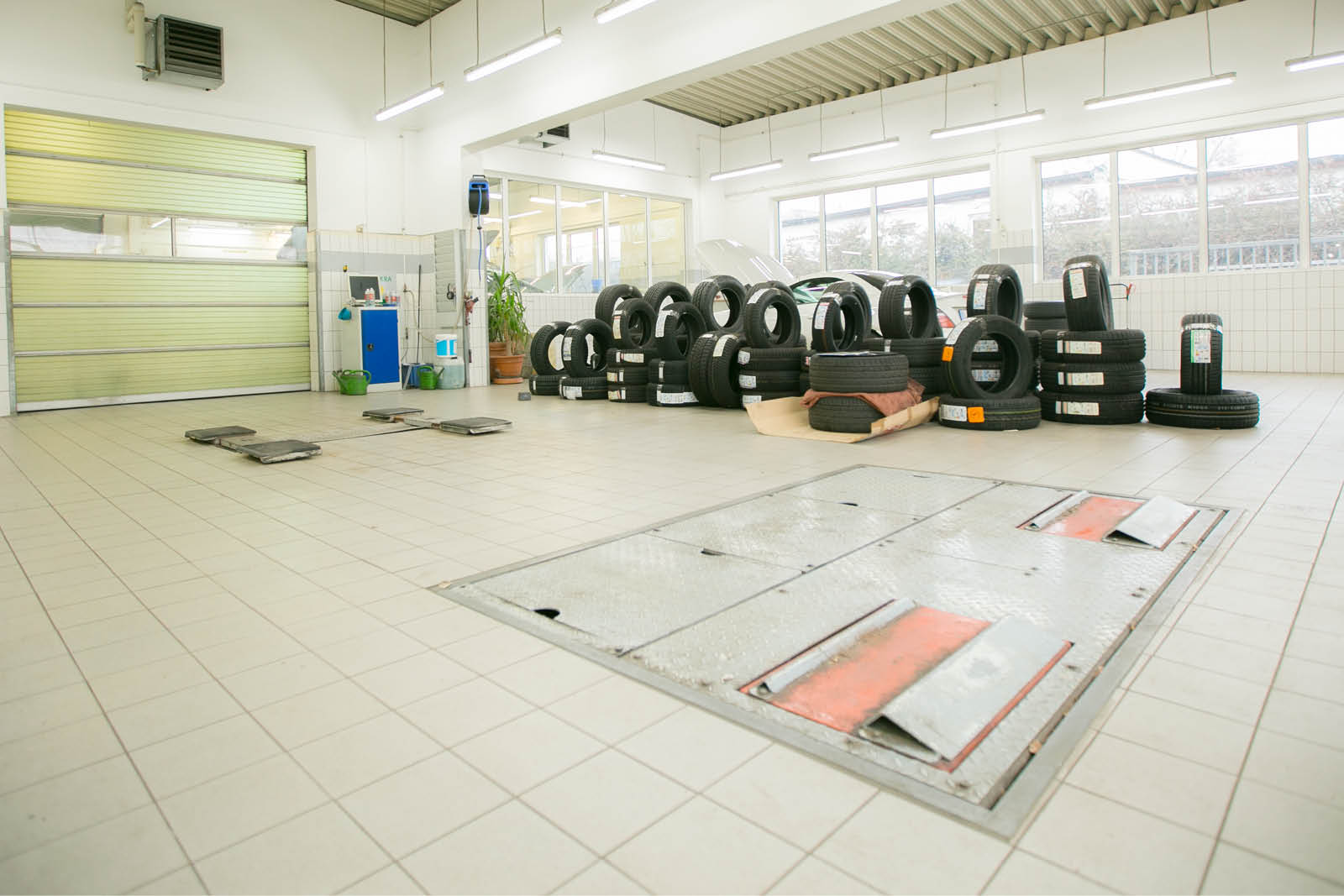 Große Auswahl an Reifen in der großen Kfz-Servicehalle.