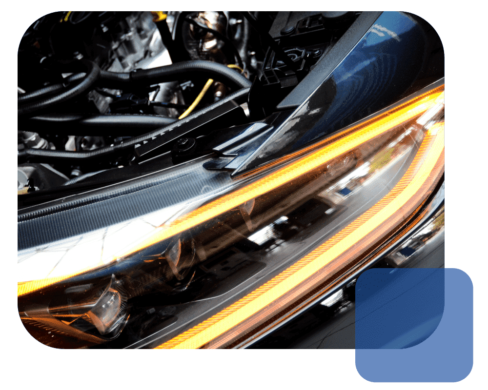 Offene Motorhaube und eingeschaltete Autoleuchte