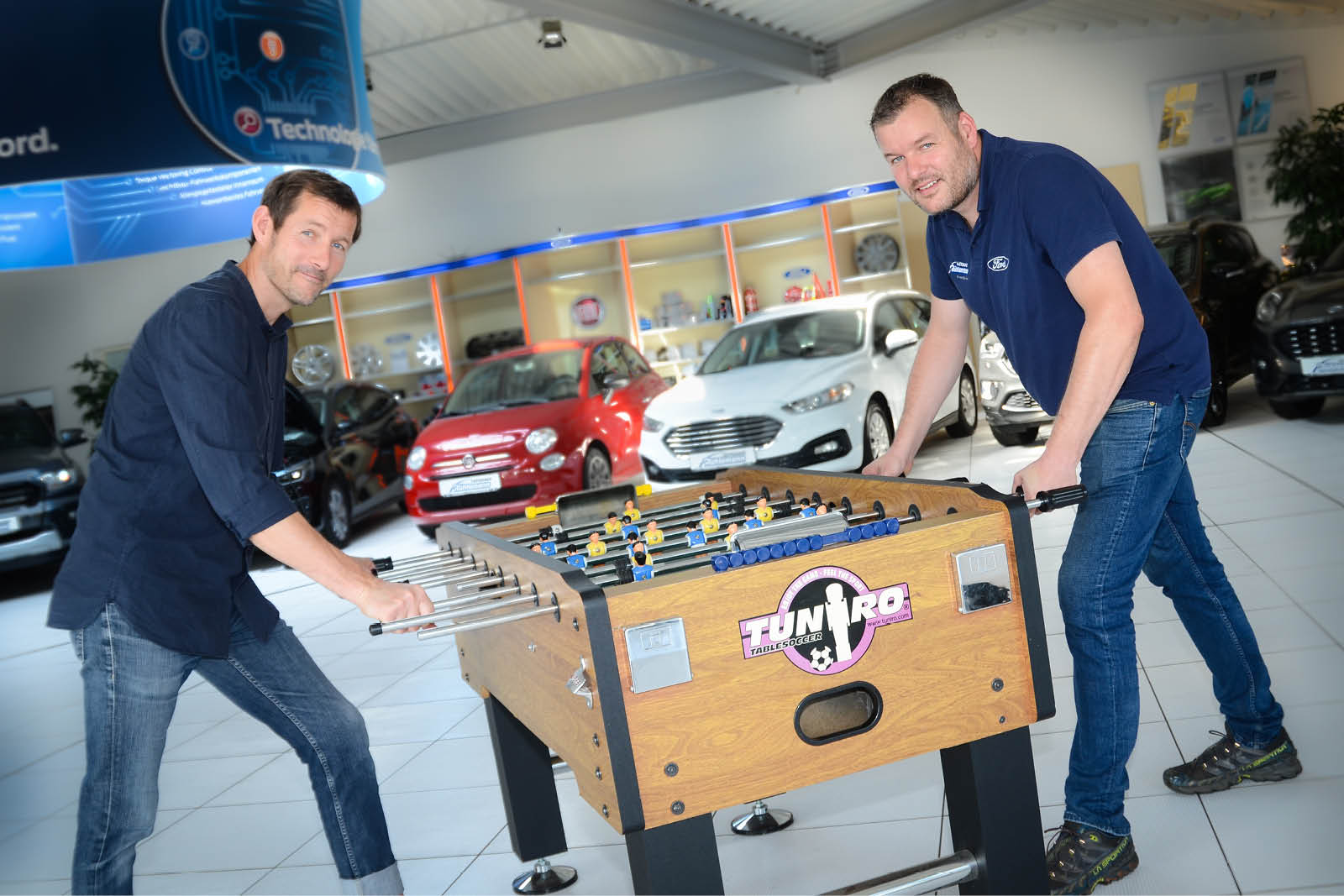Zwei Servicemitarbeiter bei der Kicka-Spielpause.