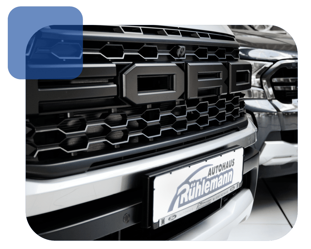 Ford-Logo auf dem Frontgrill des Autos.