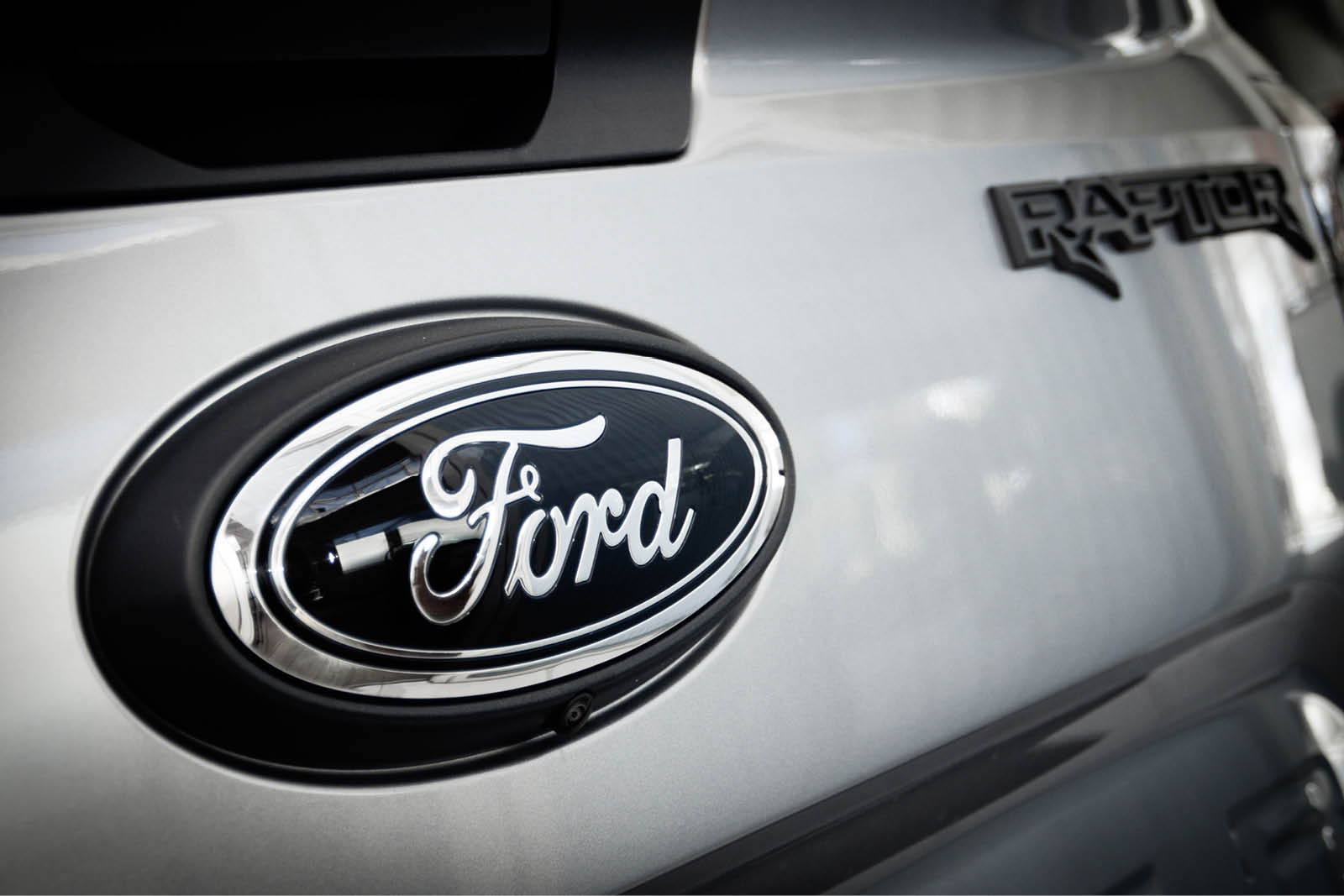 Ford-Logo auf dem Heck des Modells Raptor