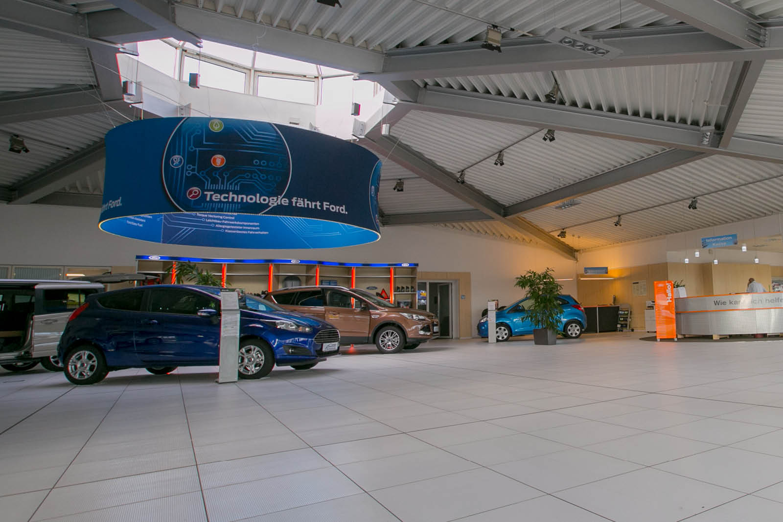 Die Verkaufshalle des Autohauses Rühlemann