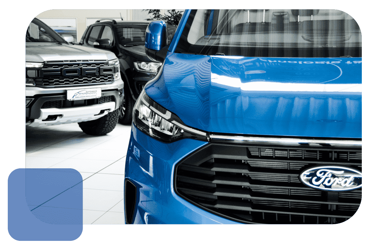 Drei Ford-Modelle in der Halle des Autohauses.