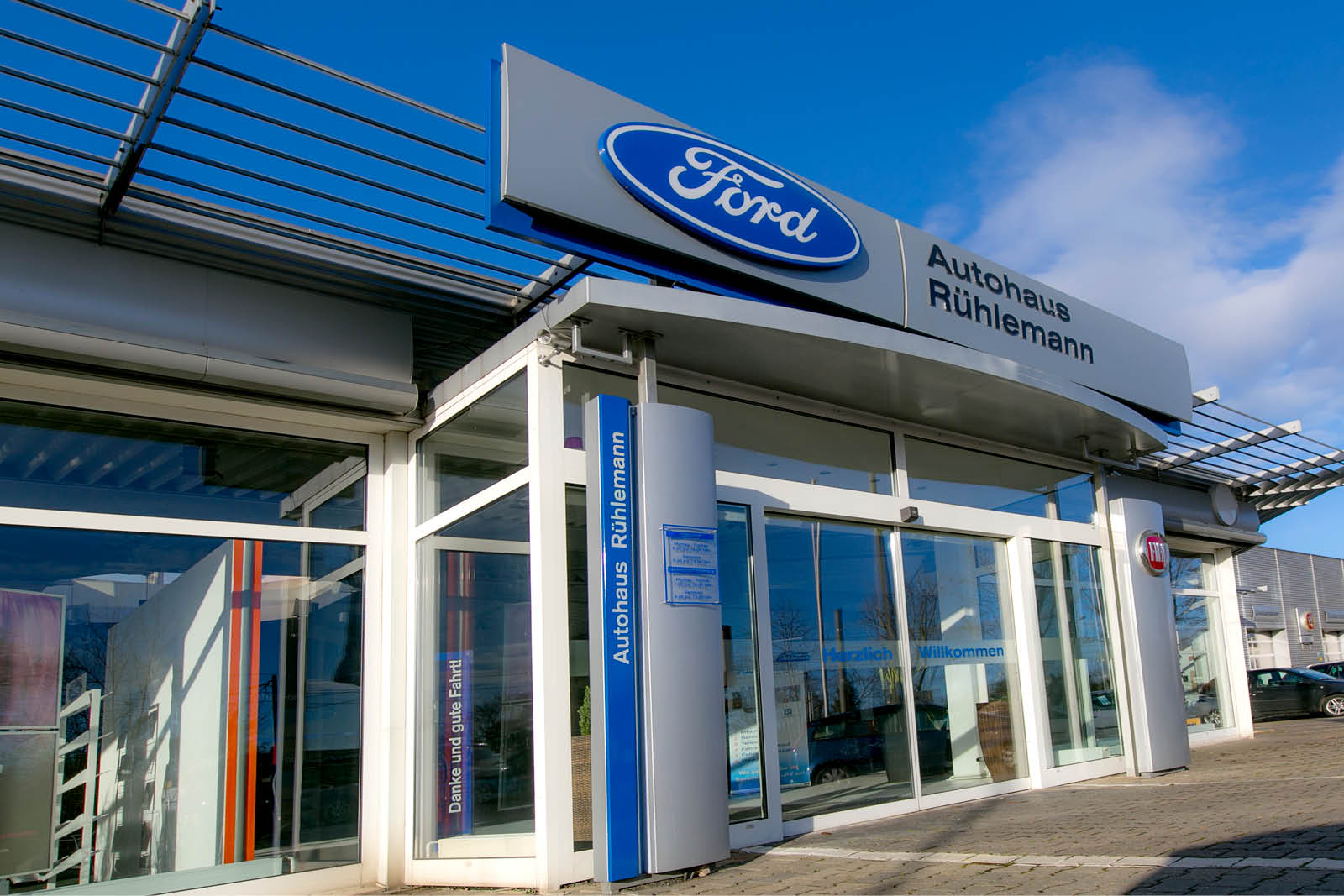 Der Eingang des Autohauses Rühlemann