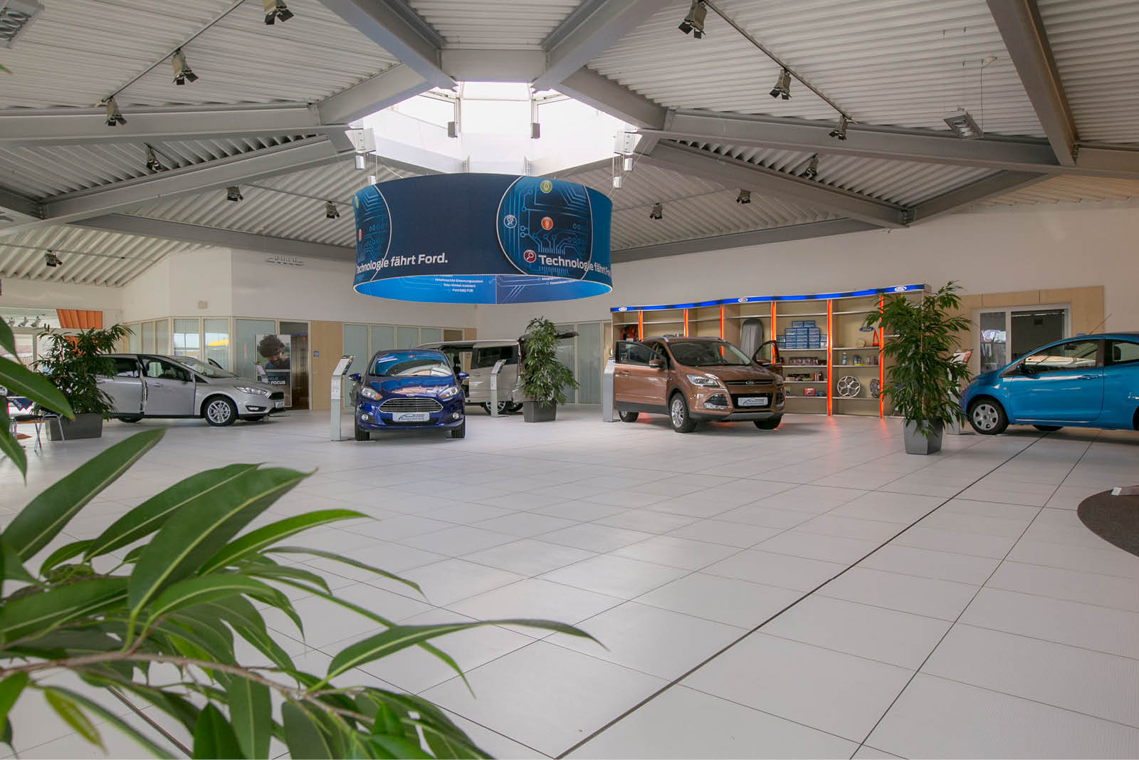 Die Verkaufshalle des Autohauses Rühlemann